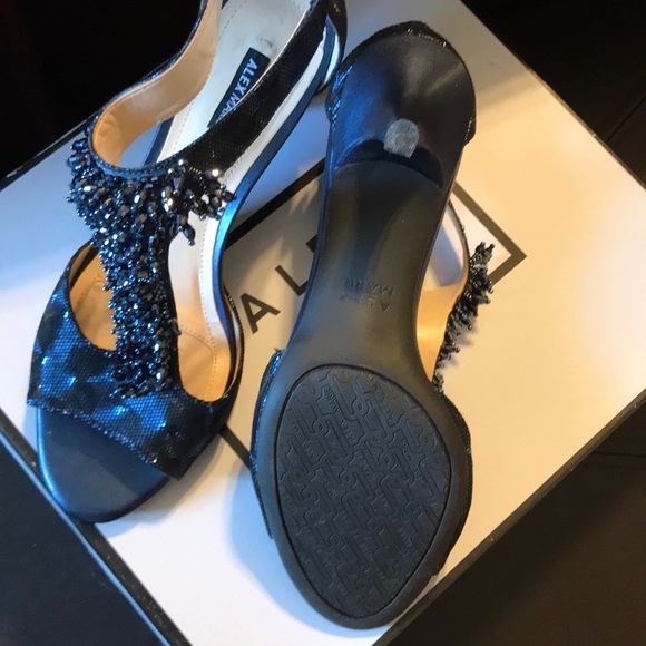 Sassy Navy Heels - Picture 3 of 4